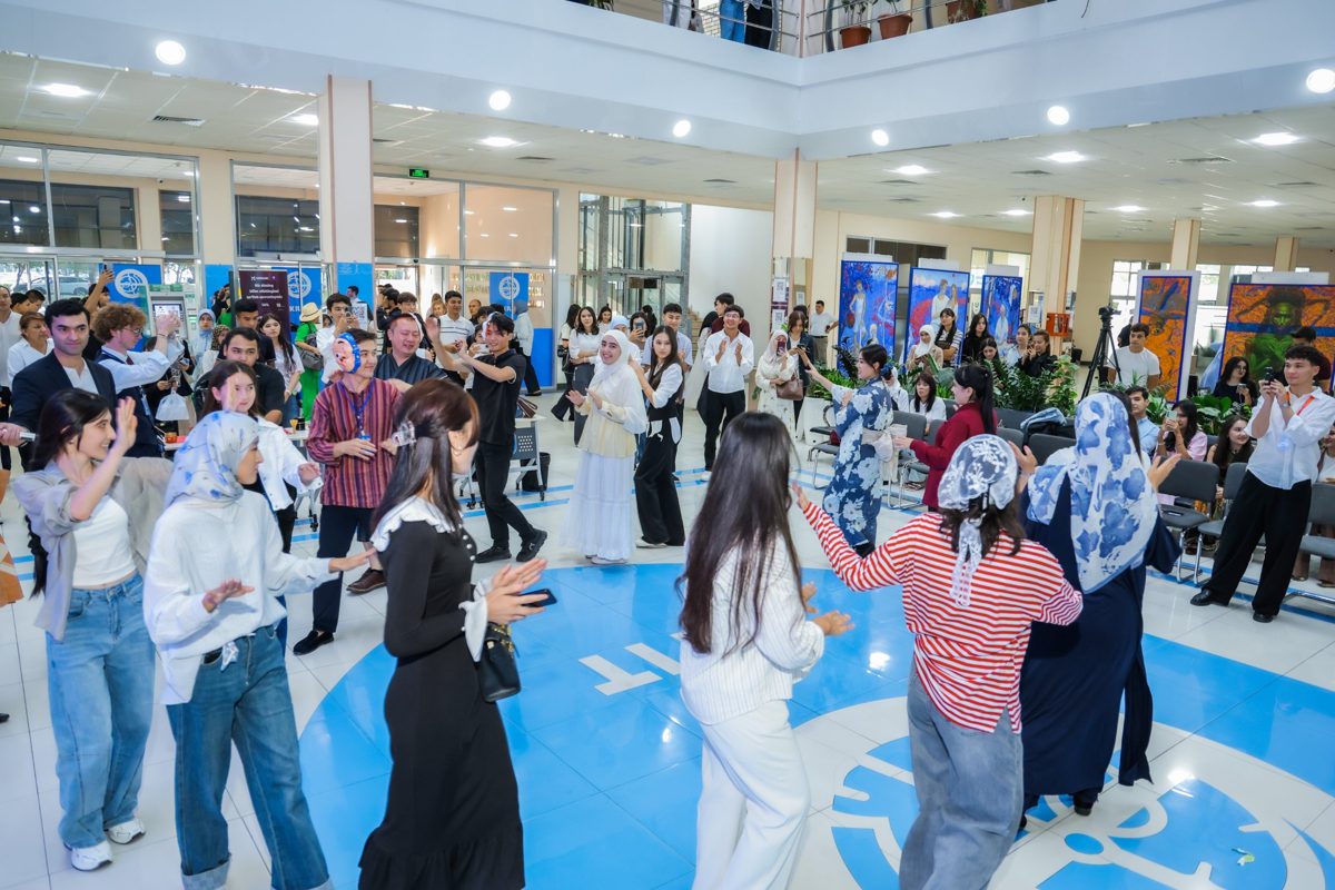 現地の大学で学生と一緒に踊る交流イベント