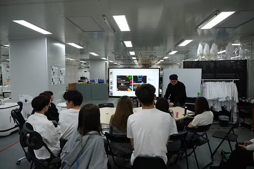 企業での説明を聞く様子